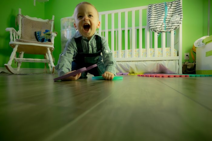 Enfant jouant avant d'aller se coucher