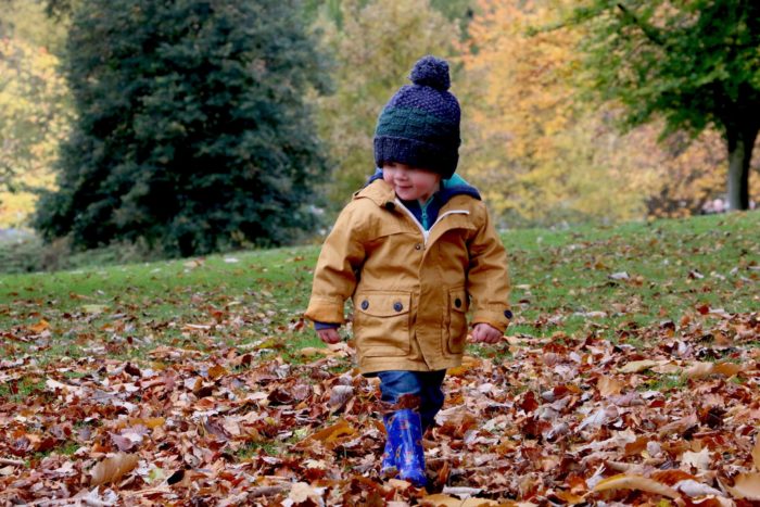 Jeune enfant se promenant dans le parc